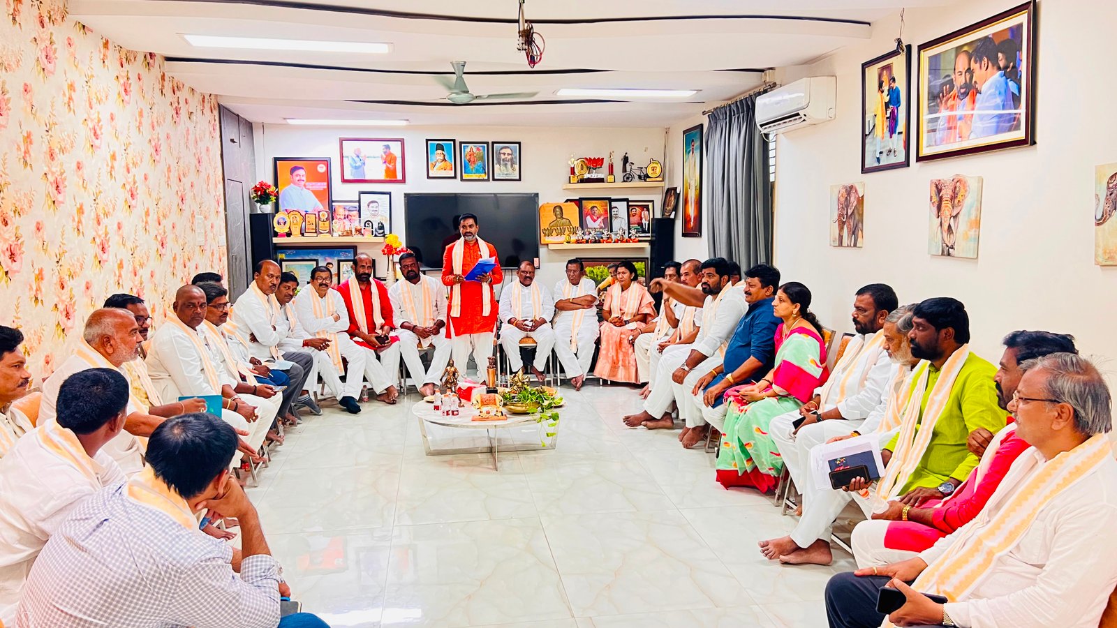 వరంగల్ గ్రేటర్ మున్సిపల్ పరిధిలోని హన్మకొండ, వరంగల్ జిల్లాల బీజేపీ ముఖ్య నేతల కీలక భేటీ.