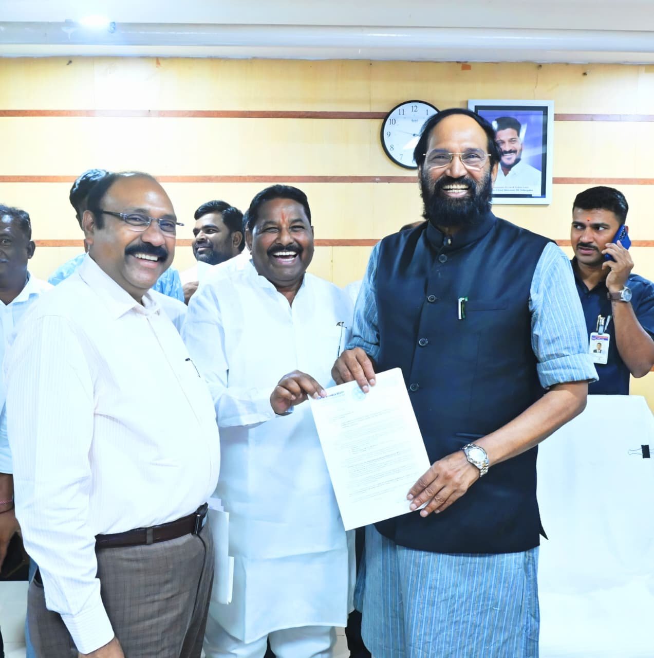 పాఖాల సరస్సు నుంచి ఆయకట్టు రైతులకు సాగునీరు విడుదల చేయాలని మంత్రి ఉత్తమ్‌కు ఎమ్మెల్యే దొంతి మాధవరెడ్డి వినతి