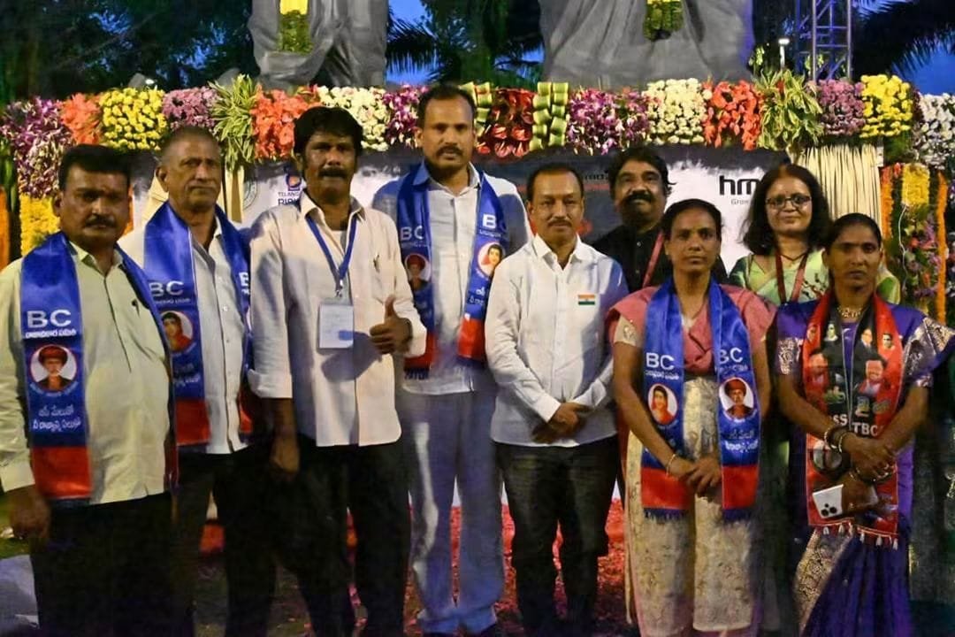 పూలే దంపతుల విగ్రహ ఆవిష్కరణ పద్మశాలి చేనేత కార్పొరేషన్ చైర్మన్ దూడం వెంకటరమణకార్యక్రమంలో పాల్గొన్న