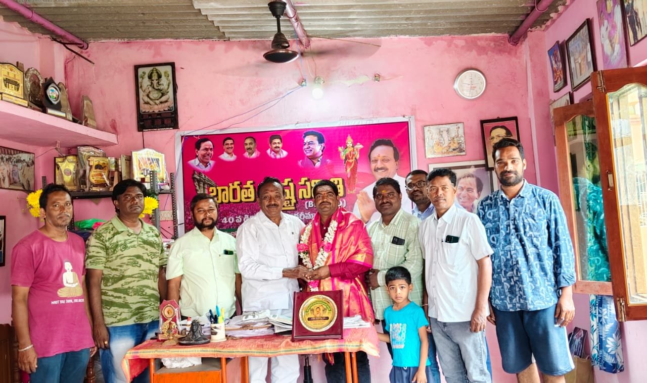 అవార్డు తీసుకున్న భరత్ కుమార్ కు చిరు సన్మానం - మాజీ కార్పొరేటర్ మరుపల్ల రవి