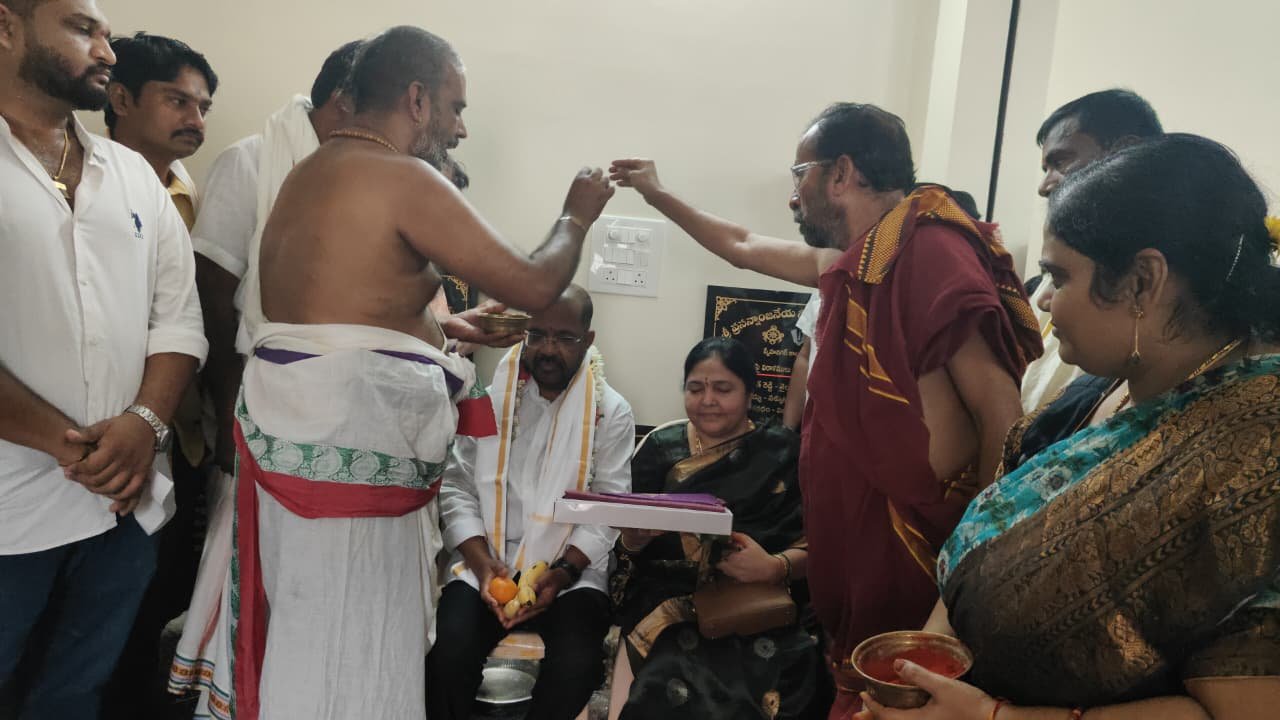 శ్రీ ప్రసన్నాంజనేయ స్వామి ఆలయ నూతన భవన ప్రారంభోత్సవంలో ఎమ్మెల్యే నాయిని దంపతులు