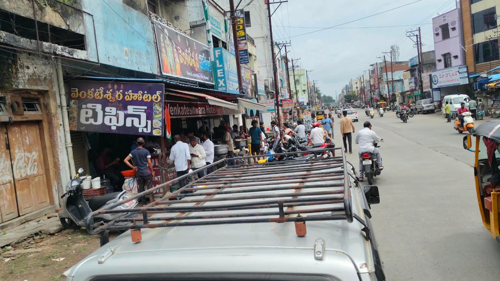 వరంగల్ నగరంలో అస్తవ్యస్త పార్కింగ్‌తో ట్రాఫిక్ ఇబ్బందులు