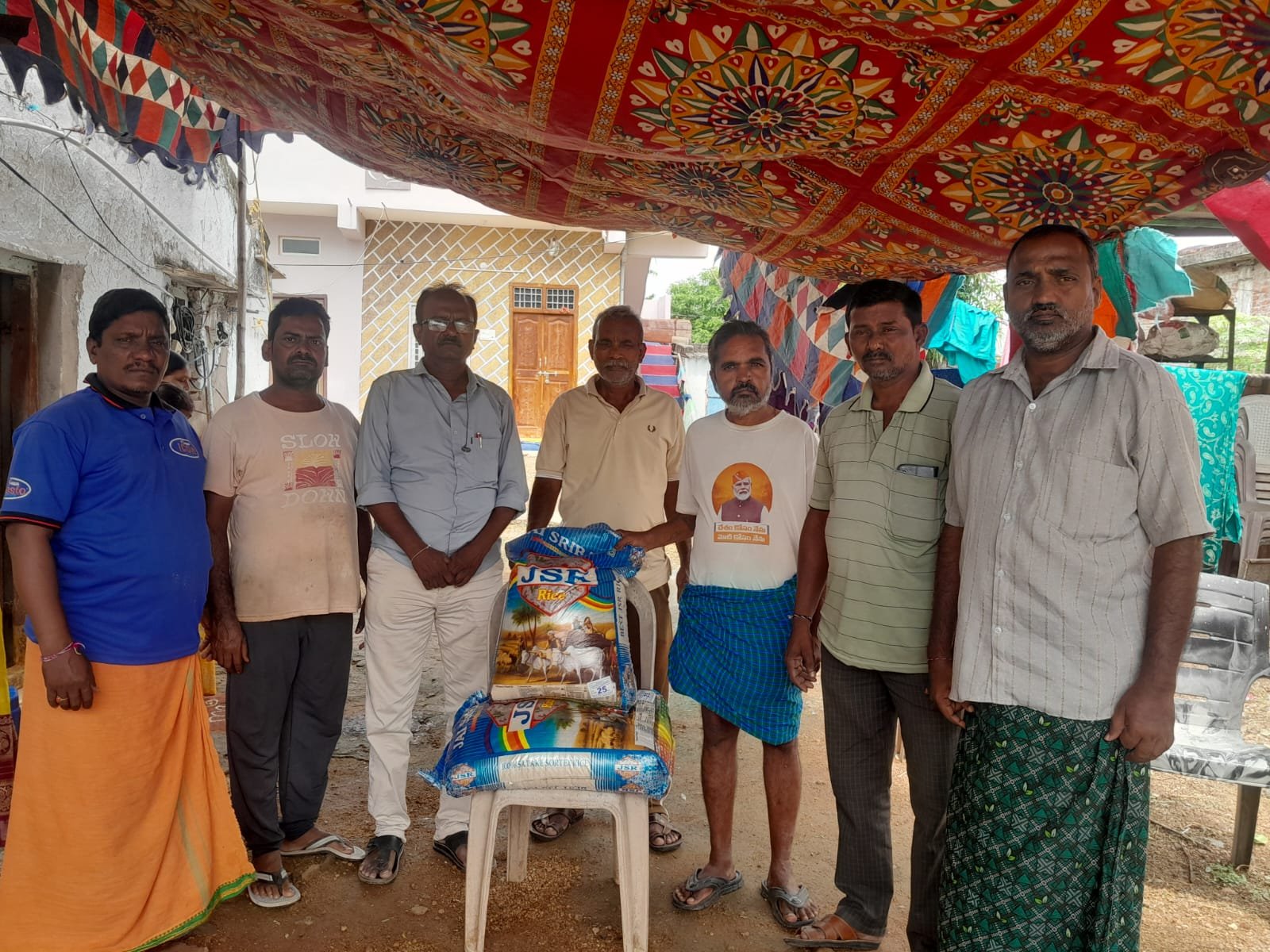 పద్మశాలి సంఘ తరుపున సాయం 