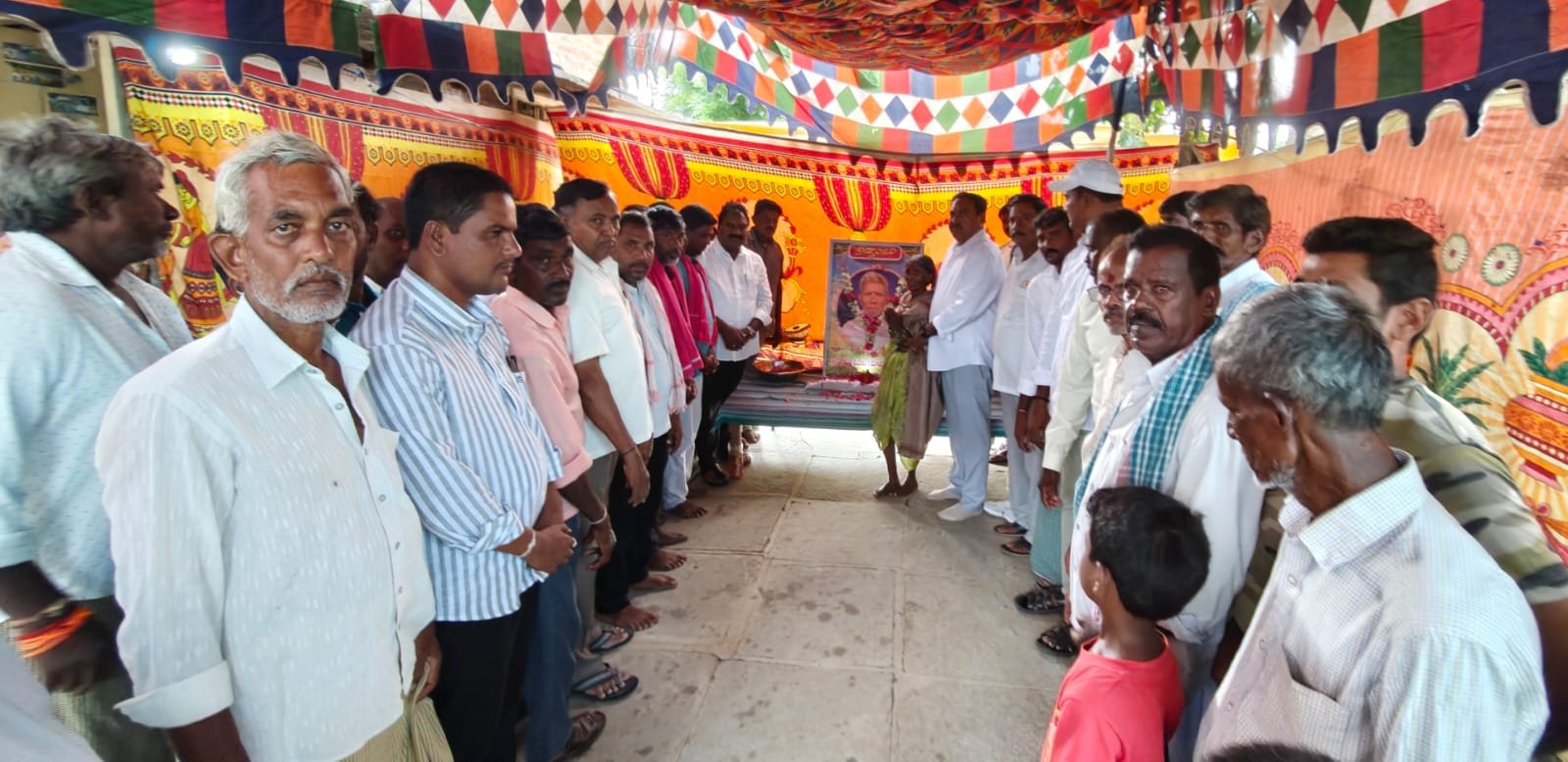 ఉప్పరపల్లి గ్రామ సర్పంచ్ సినపెల్లి రాజు  తండ్రి  కీ. శే ఓదెలు చిత్రపటానికి నివాళులు