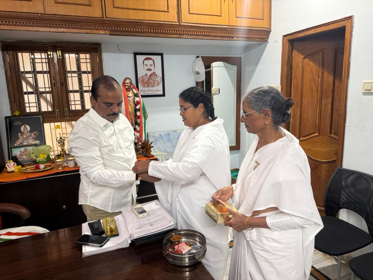 డీసీసీ అధ్యక్షుడు ఇనగాలకు రాఖీ కట్టిన బ్రహ్మకుమారీలు