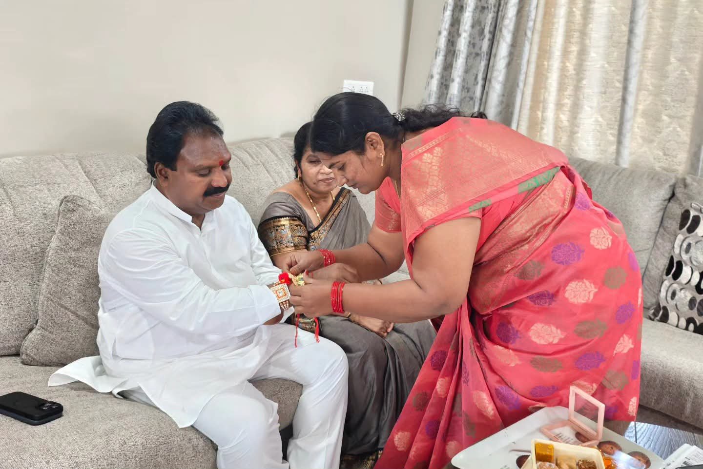 మాజీ ఎమ్మెల్యే ఆరూరి రమేష్ కు సోదరీమణులు రాఖీ కట్టి ఆత్మీయంగా ఆశీర్వదించారు - Additional Image