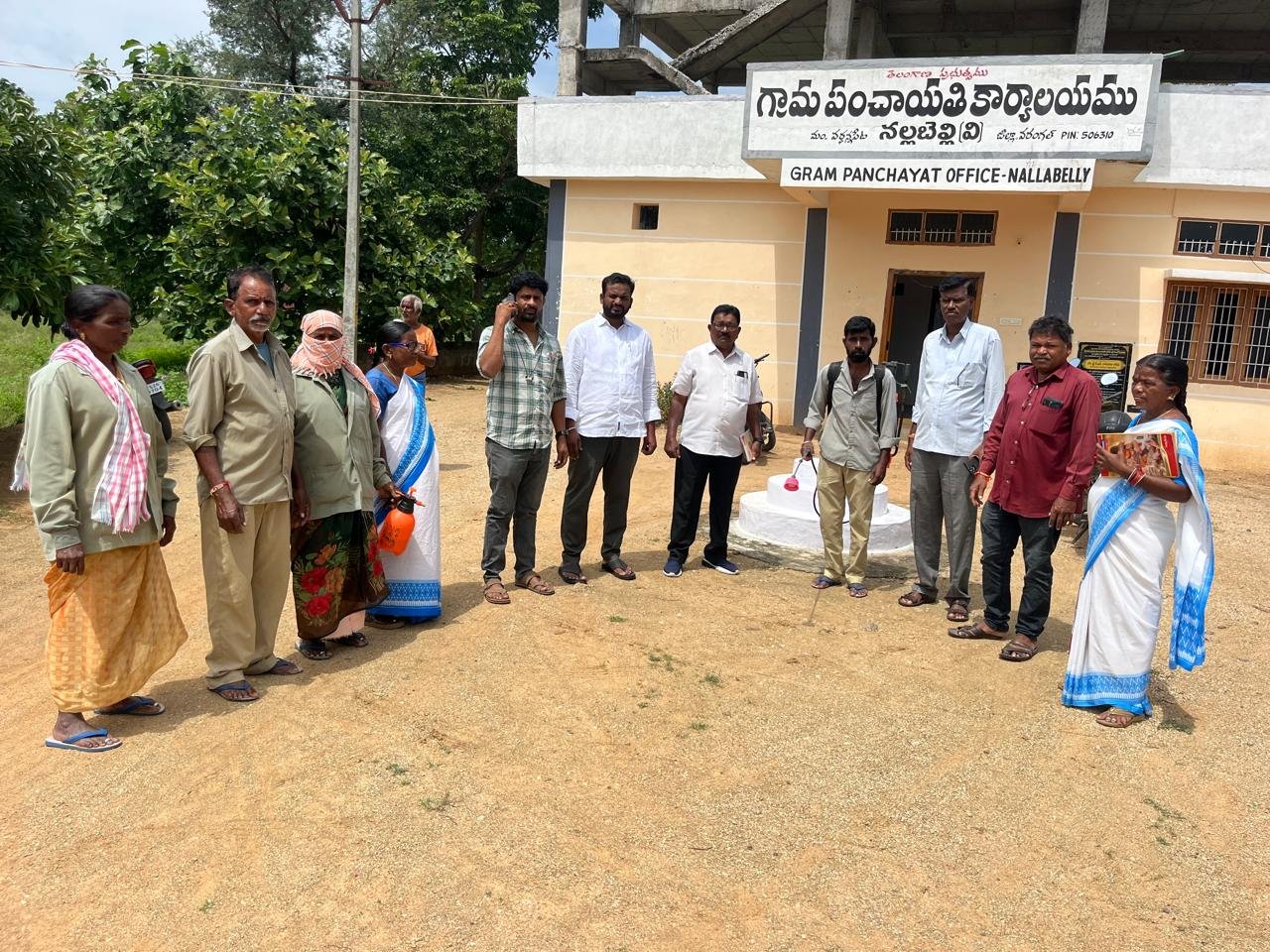 డెంగ్యూ ప్రబలకుండా జాగ్రత్తలు తీసుకోవాలి గ్రామంలో డెంగ్యూ  వ్యాప్తించకుండా దోమల నివారణ కోసం పిచికారి చేయించిన గ్రామ సర్పంచ్ జక్కి అనిత శ్రీకాంత్