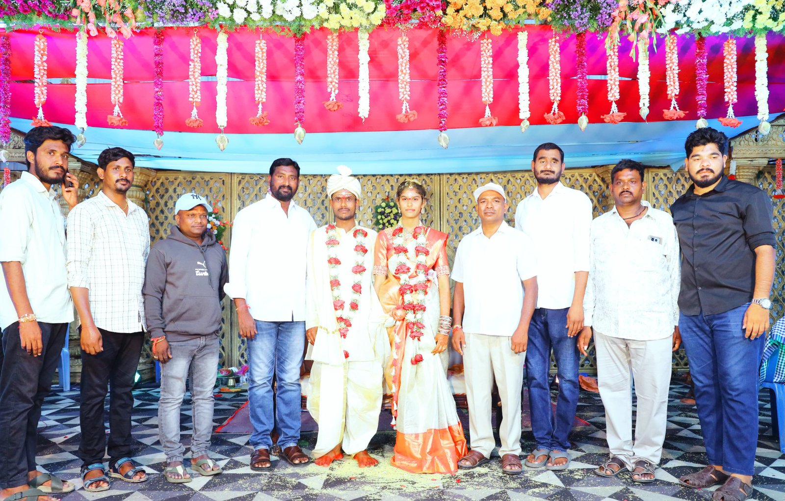 నూతన వధూవరులను ఆశీర్వదించిన మాజీ బిఆర్ఎస్ పార్టీ మండల అధ్యక్షులు రంగు కుమార్  మాజీ ఎంపీటీసీ మాడుగుల రాజు 