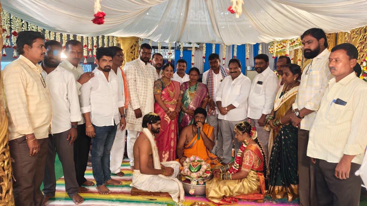 వివాహ మహోత్సవ వేడుకల్లో పాల్గొని నూతన వధూవరులను ఆశీర్వదించిన వర్ధన్నపేట మాజీ ఎమ్మెల్యే ఆరూరి రమేష్
