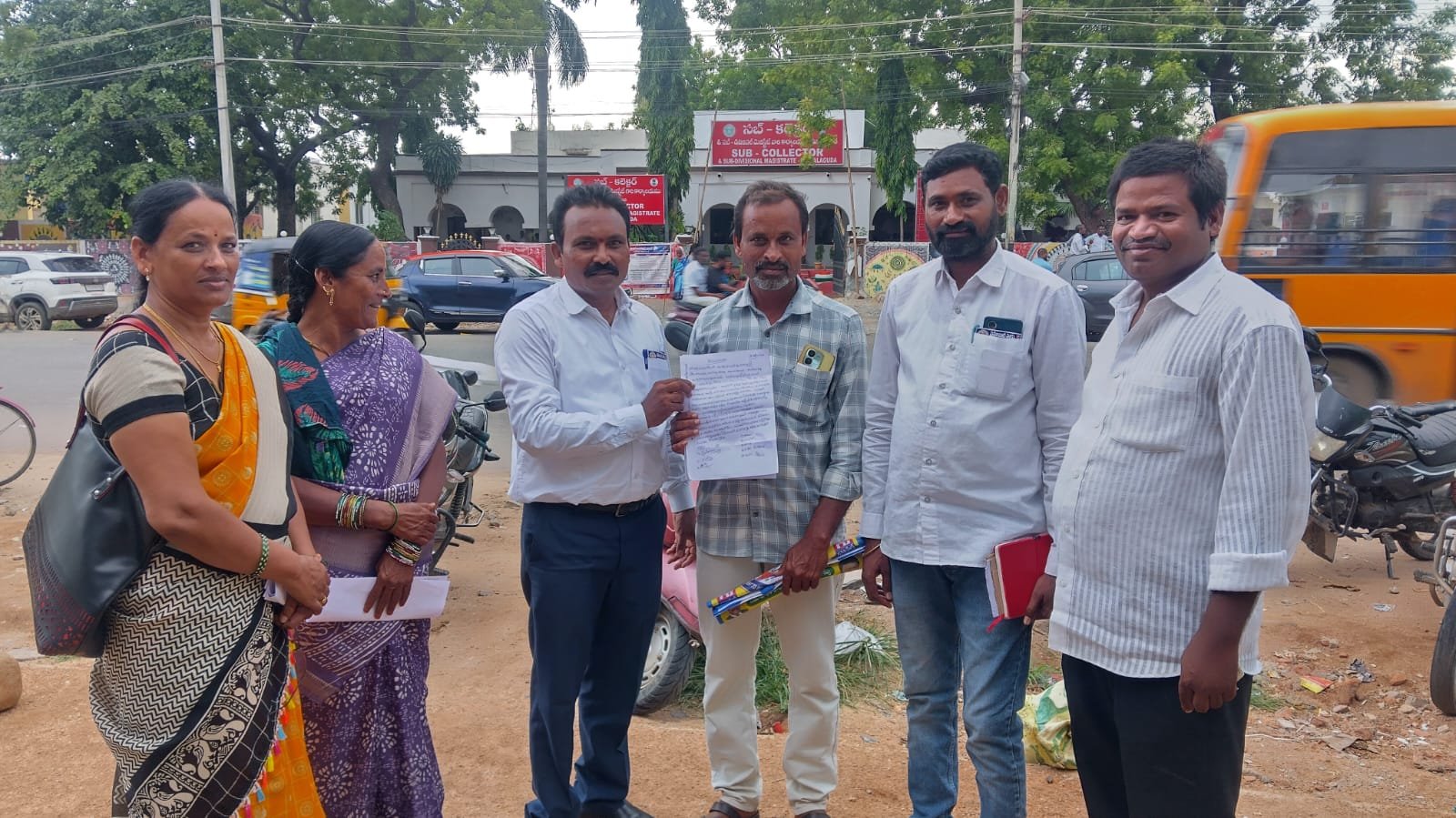 వృద్ధ దంపతులకు అండగా సమాచార హక్కు వికాస సమితి  వ్యవస్థాపక అధ్యక్షులు. Dr. యర్ర మాద కృష్ణారెడ్డి.  