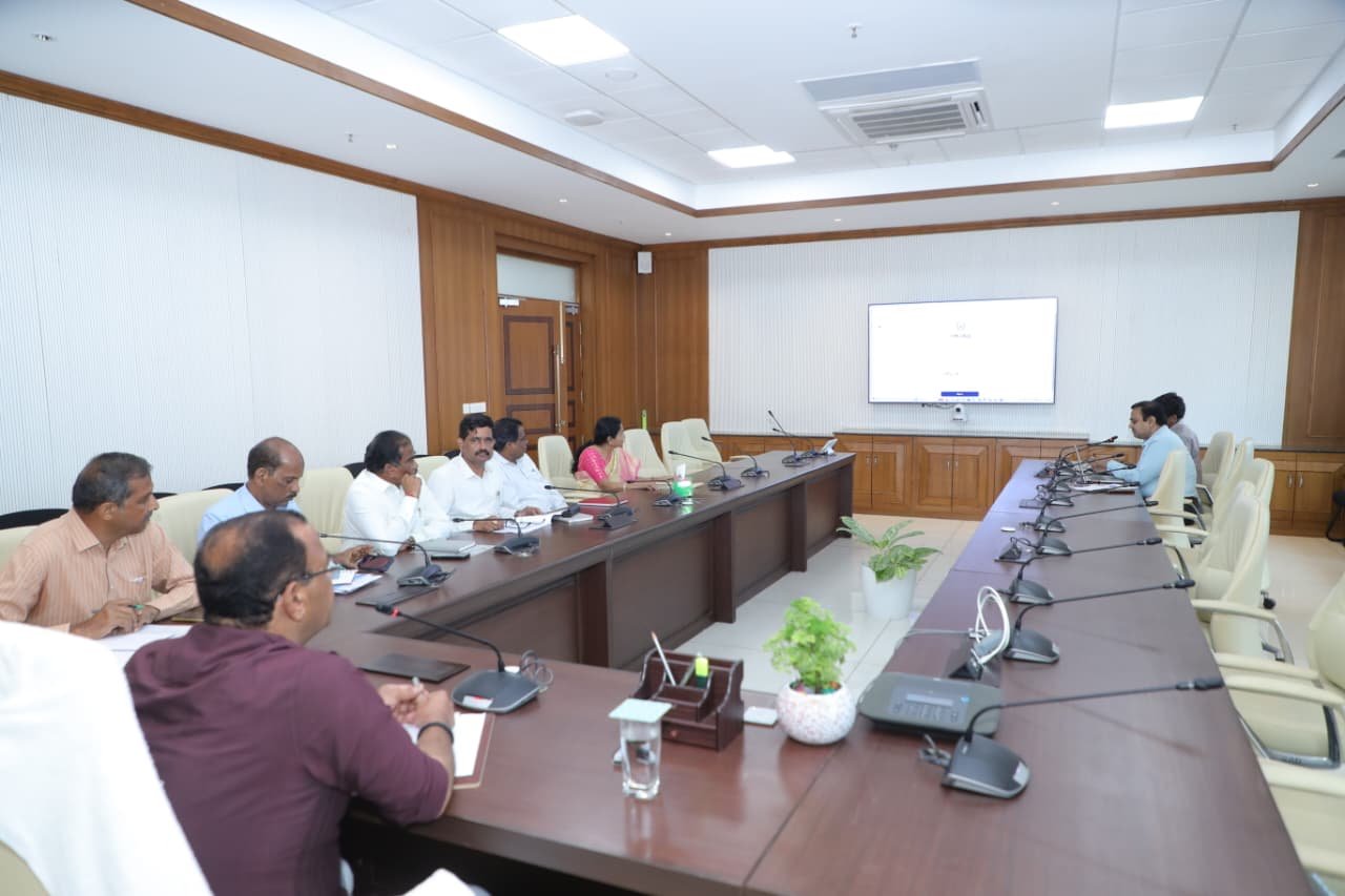 ఆర్‌ అండ్‌ బీ శాఖ పనులపై మంత్రి కోమటిరెడ్డి వెంకట్‌రెడ్డి సమీక్ష