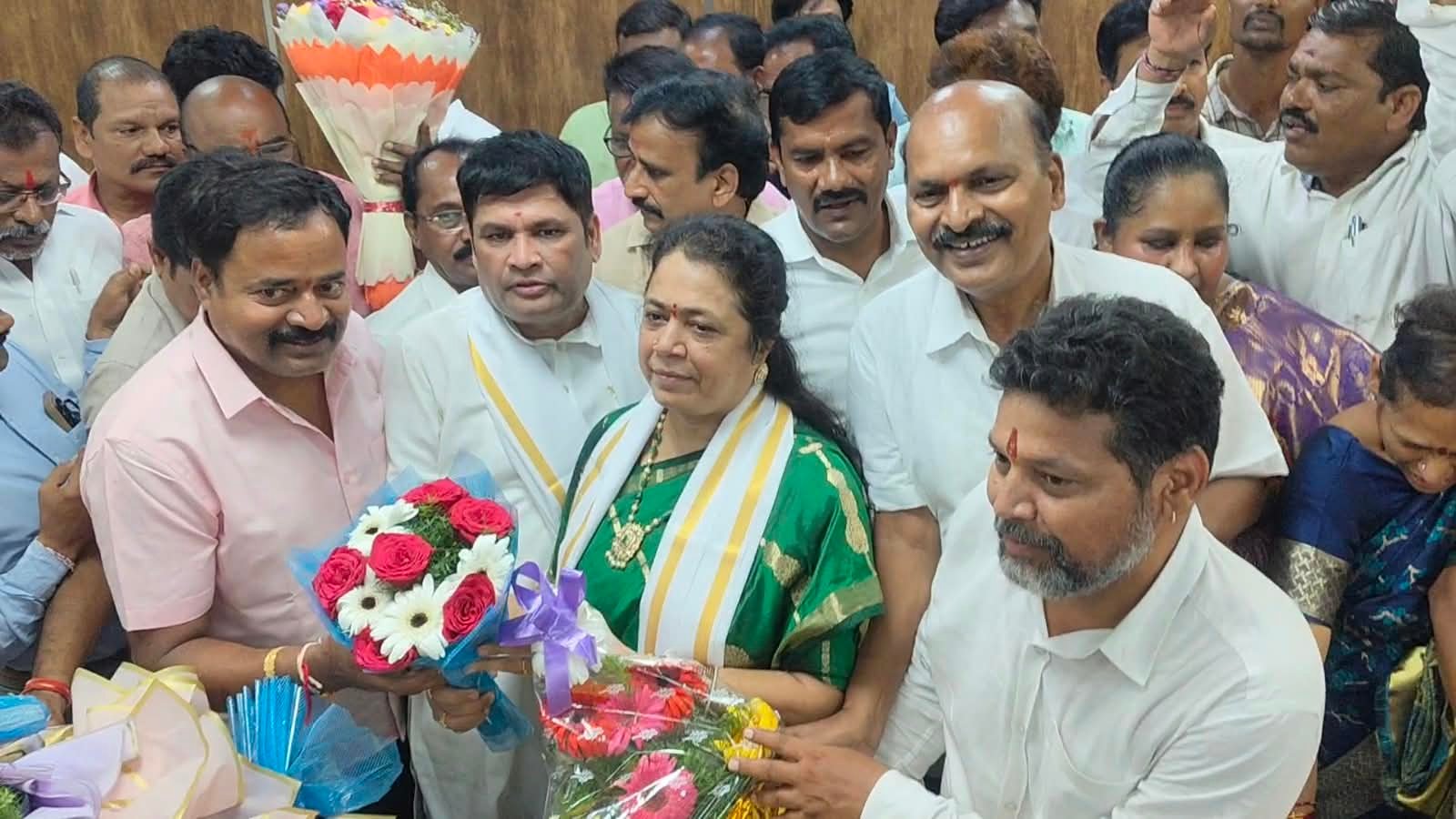 నూతనంగా ప్రమాణస్వీకారం చేసిన గుండు సుధారాణిని మర్యాదపూర్వకంగా కలిసిన విశ్వబ్రాహ్మణ సంఘం నాయకులు  - Additional Image