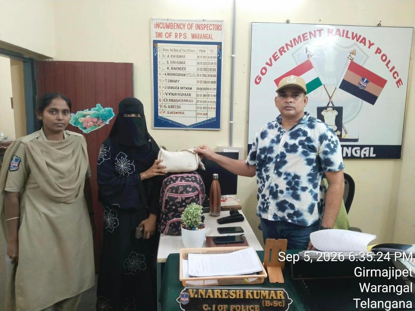 మర్చిపోయిన హ్యాండ్ బ్యాగ్ నగదు సెల్ ఫోన్ అందజేత