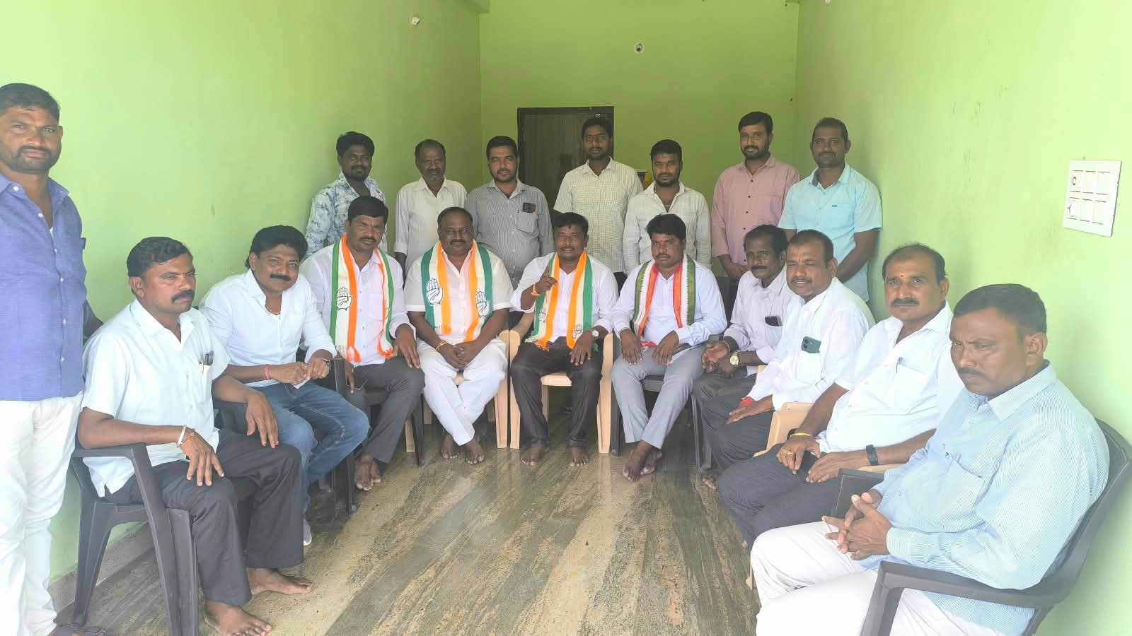 దళిత సమాజానికి కేసీఆర్ తక్షణమే క్షమాపణ చెప్పాలి