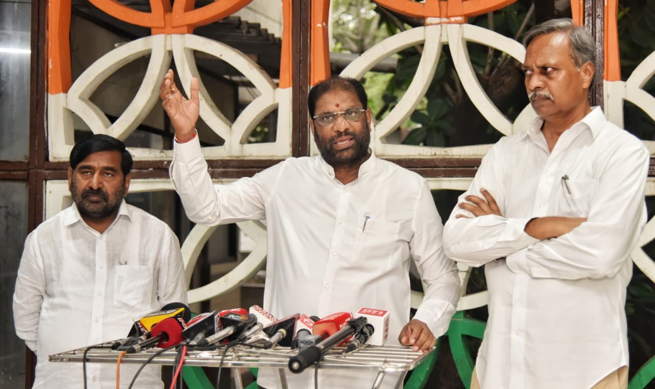*కాంగ్రెస్ దుశ్చర్యలపై ఎన్‌హెచ్‌ఆర్‌సీకి ఫిర్యాదు*  *అసెంబ్లీ వద్ద బీఆర్‌ఎస్ ప్రజాప్రతినిధులపై పోలీసుల దౌర్జన్యం ఎంపీ రవిచంద్ర*  *తెలంగాణ న్యూఢిల్లీ సెప్టెంబర్ 11*  తెలంగాణలో ప్రజలకే కాకుండా ప్రజాప్రతినిధులకు కూడా రక్షణ లేకుండా పోయిందని బీఆర్‌ఎస్ పార్లమెం
