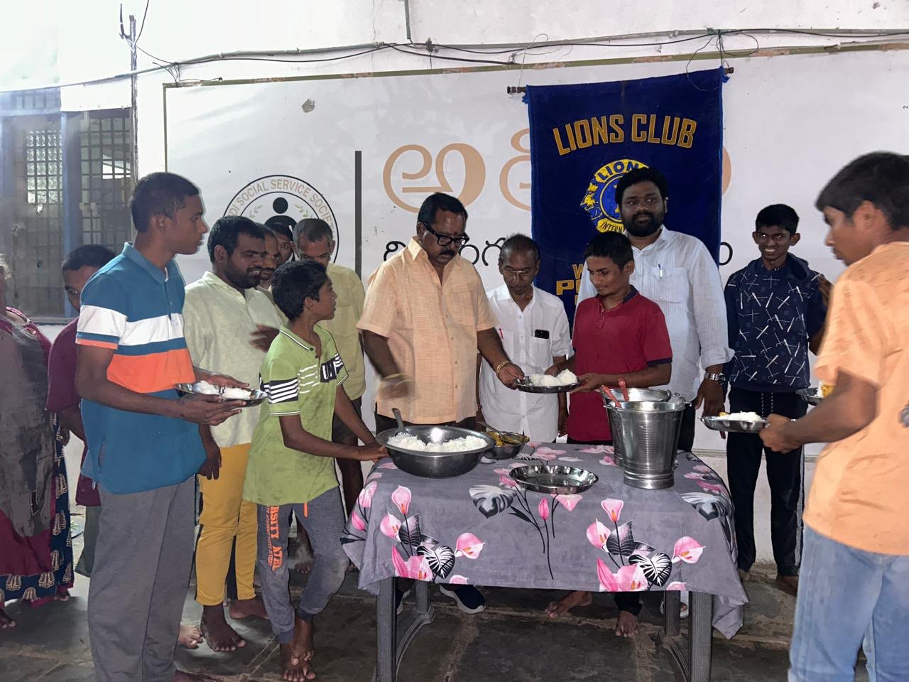 అనాథాశ్రమంలో లయన్స్ క్లబ్ ఆఫ్ పోతన ఆధ్వర్యంలో అన్నదానం