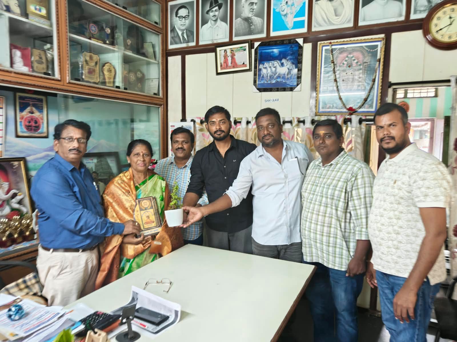గురువుకు పూర్వ విద్యార్థుల ఘన సన్మానం జిల్లా ఉత్తమ ఉపాధ్యాయురాలిగా ఎంపిక కావడం గర్వకారణమని వెల్లడి*