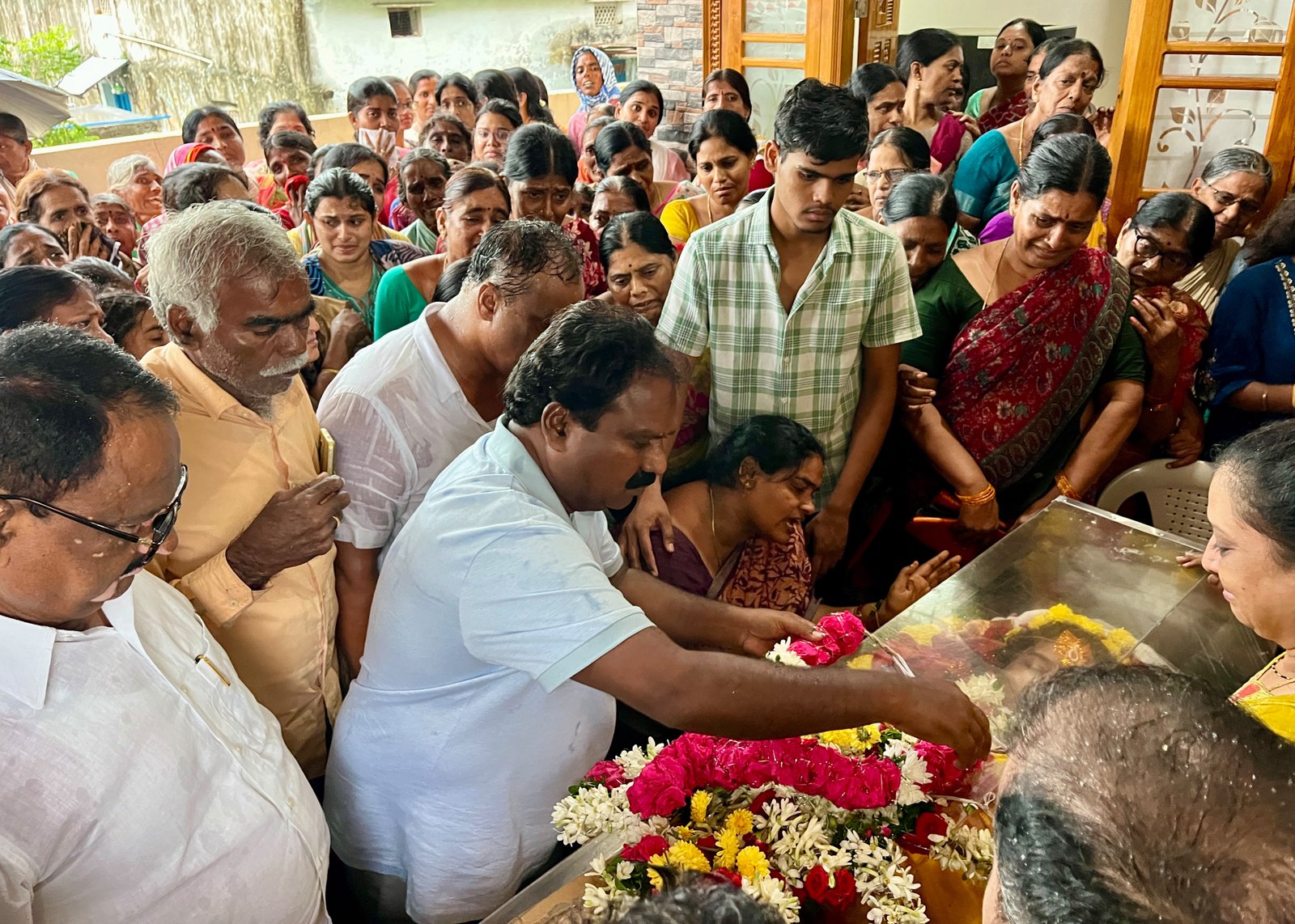 ఉదయం నుంచి కురుస్తున్న భారీ వర్షాన్ని సైతం లెక్కచేయకుండా బాధిత కుటుంబాలను పరామర్శించిన మాజీ ఎమ్మెల్యే ఆరూరి రమేష్