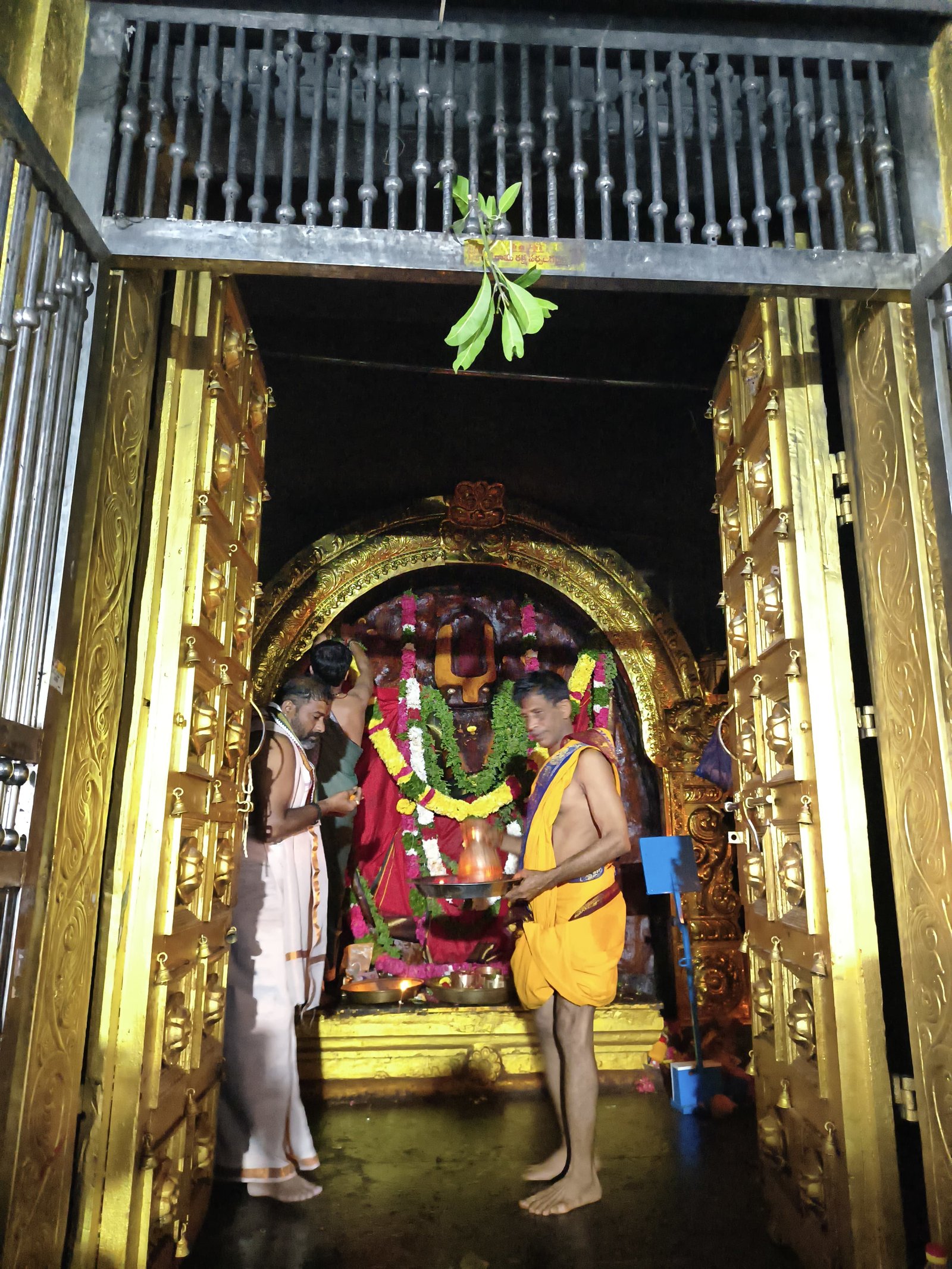 శ్రావణమాసం ముగింపు సందర్భంగా సింహాచల నరసింహ స్వామికి ప్రత్యేక అలంకరణ.