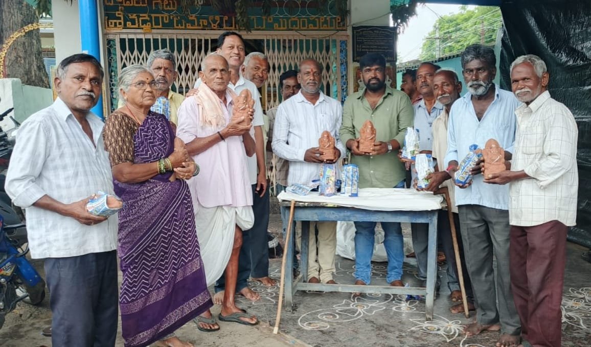 మట్టి వినాయకులను ప్రతిష్టిద్దాం - పర్యావరణాన్ని పరిరక్షిద్దాం.. మాజీ కార్పొరేటర్ బోగి సువర్ణ సురేష్.