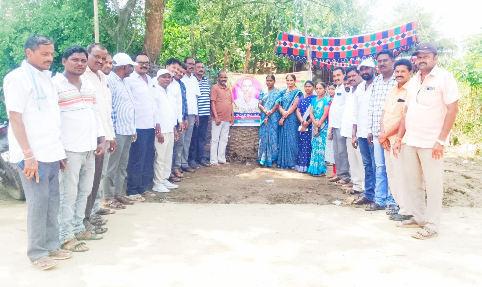 ఏనుమాముల మార్కెట్ మాజీ డైరెక్టర్ పట్టాపురం ఏకాంతం గౌడ్ మామగారి కుటుంబ సభ్యులను  పరామర్శించిన బిఆర్ఎస్ మండల నాయకులు