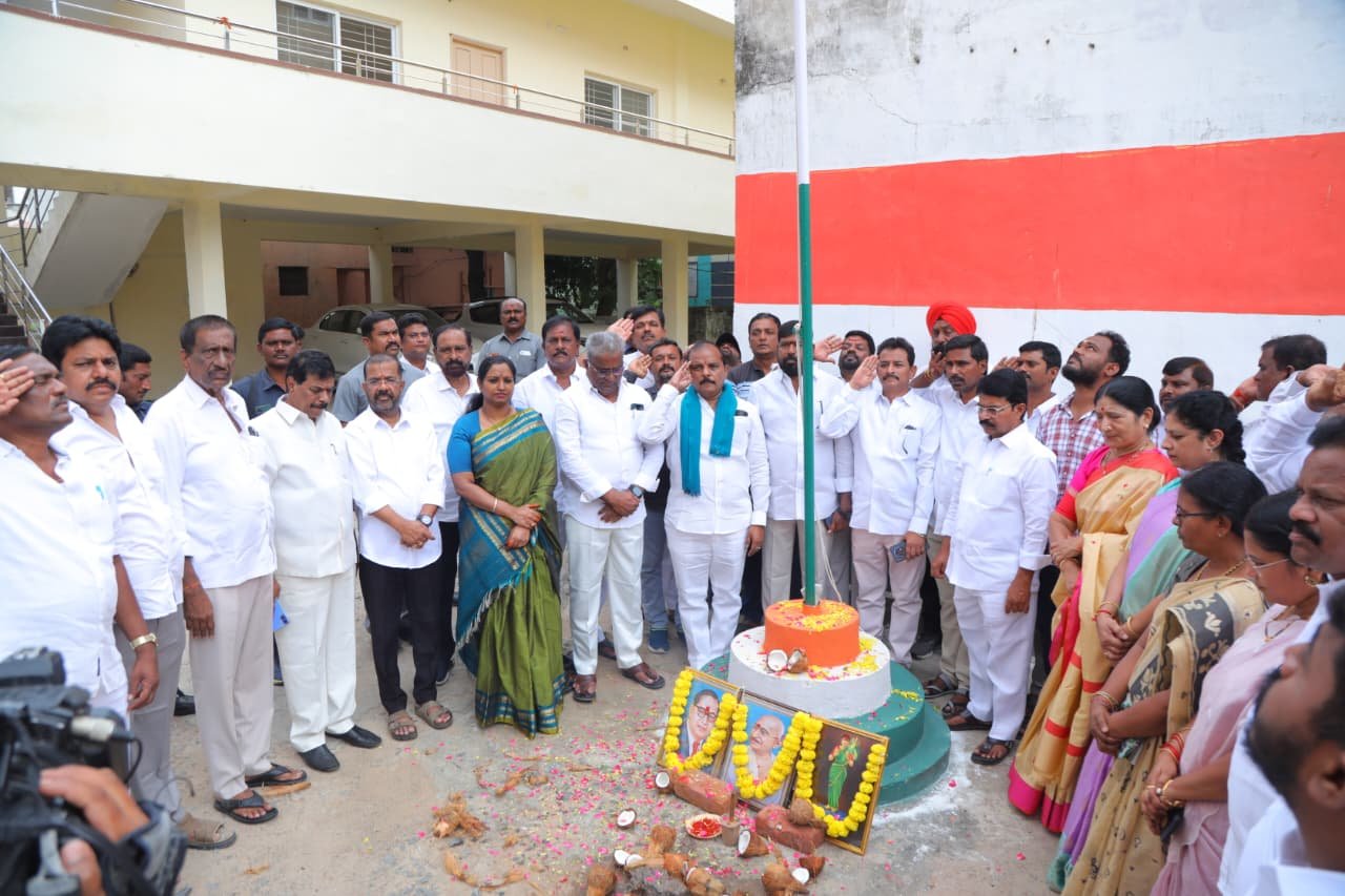 డీసీసీ భవన్‌లో ఘనంగా తెలంగాణ ప్రజాపాలన దినోత్సవం: జాతీయ పతాకాన్ని ఆవిష్కరించిన ఎంపీ కడియం కావ్య, ఎమ్మెల్యేలు, డీసీసీ అధ్యక్షులు ఇనగాల వెంకట్రామ్ రెడ్డి