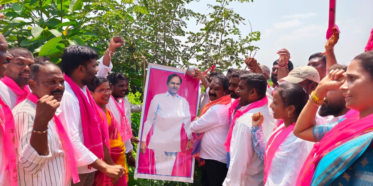 తండాలకు గ్రామపంచాయతీ హోదా-కెసిఆర్ కు కృతజ్ఞత గా పాలాభిషేకం