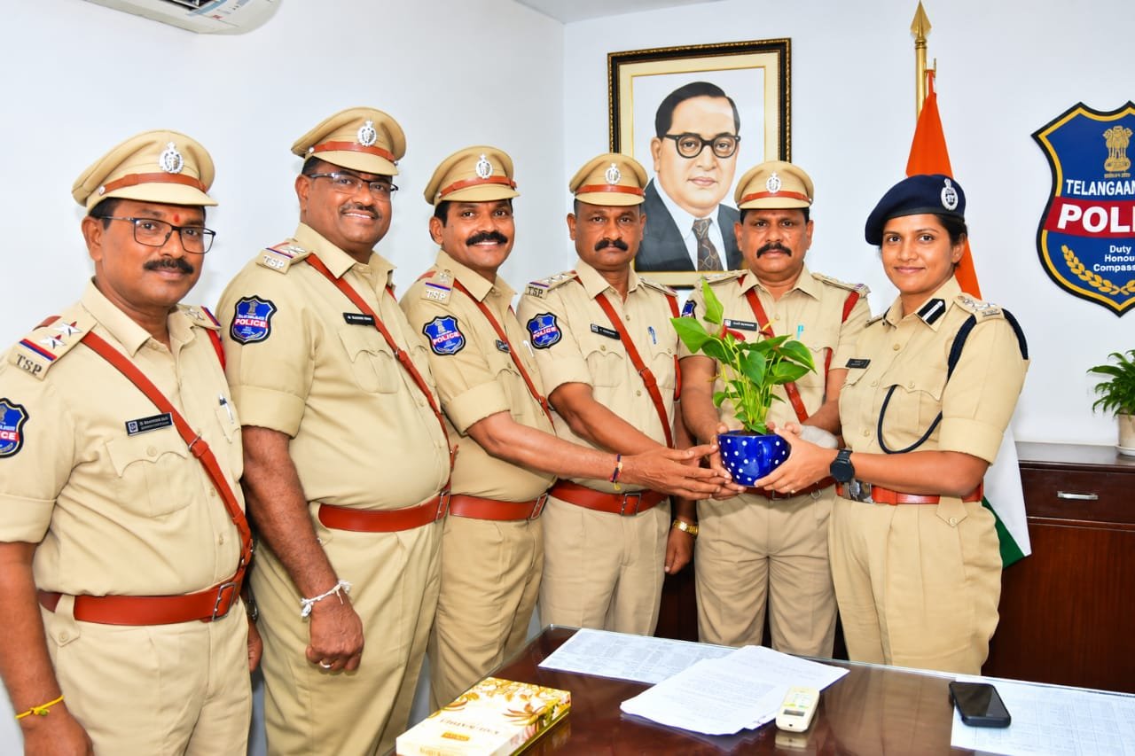 ఎస్‌ఐలుగా పదోన్నతి పొందిన అధికారులకు సీపీ శ్వేత అభినందనలు