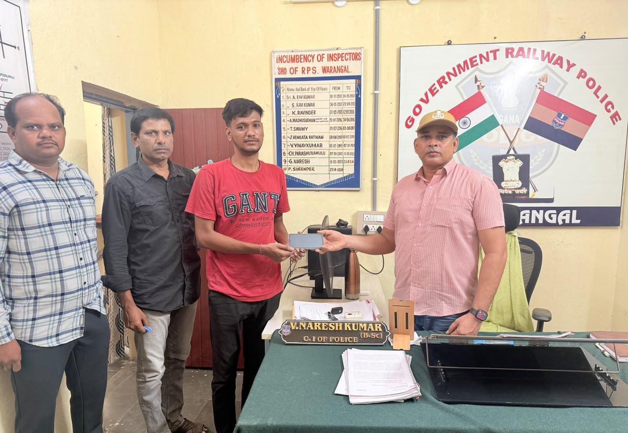 సీఈఐఆర్‌ పోర్టల్‌ ద్వారా పోయిన మొబైల్‌ ఫోన్‌ రికవరీ  సొంతదారుడికి మొబైల్‌ను అందజేసిన వరంగల్‌ జీఆర్‌పీ పోలీసులు