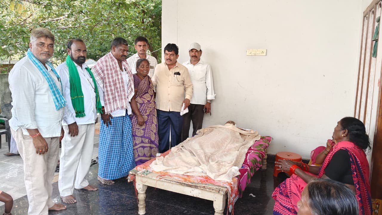 మాజీ సర్పంచ్ వంగాల రవీందర్ కుటుంబాన్ని పరామర్శించిన కంటెస్టెడ్ జడ్పీటీసీ జాటోతు శ్రీనివాస్ నాయక్