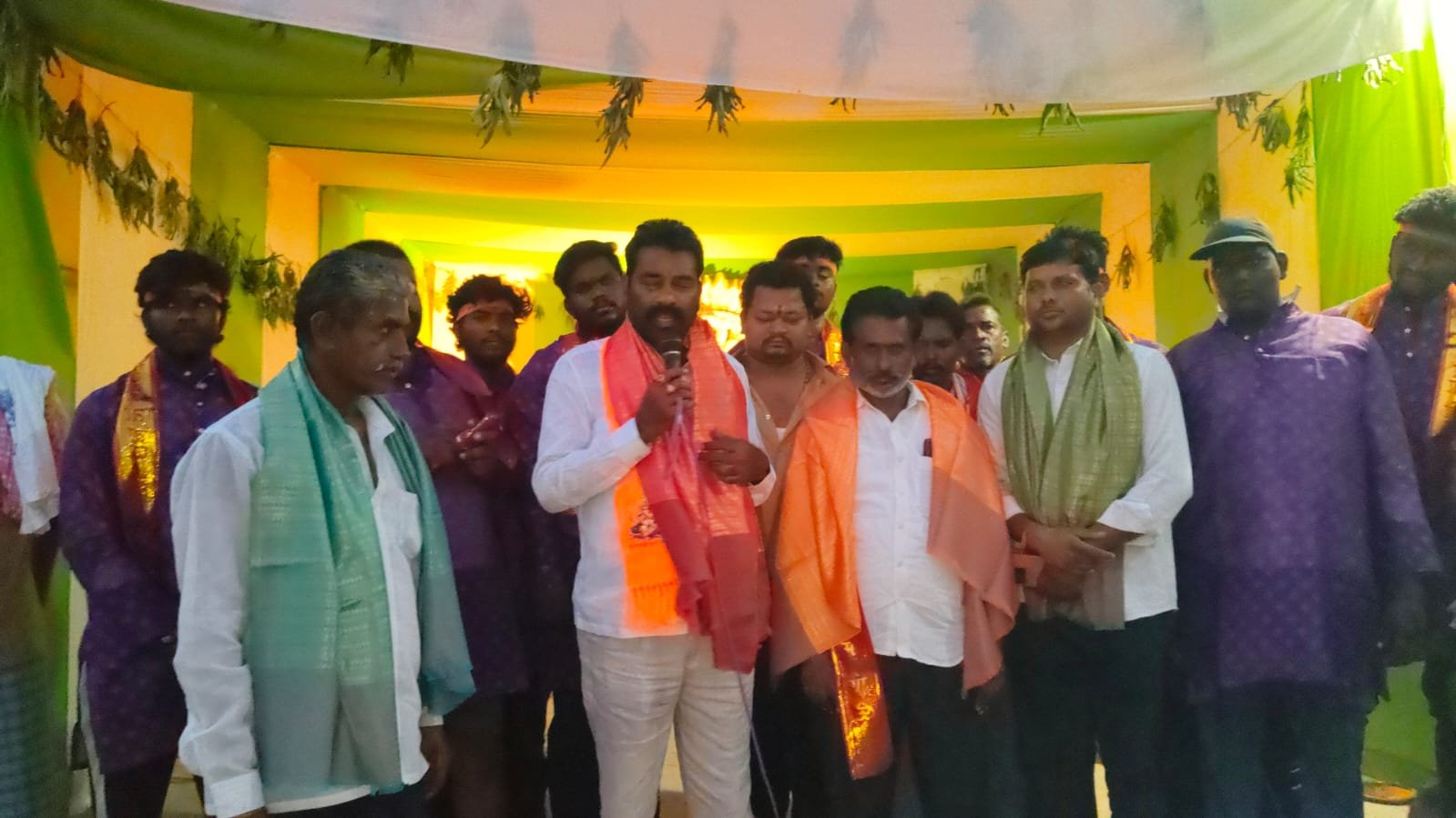  తిప్పర్తి: మండలంలోని వెంకటాద్రిపాలెం గ్రామంలో వినాయకుడికి ప్రత్యేక పూజలు