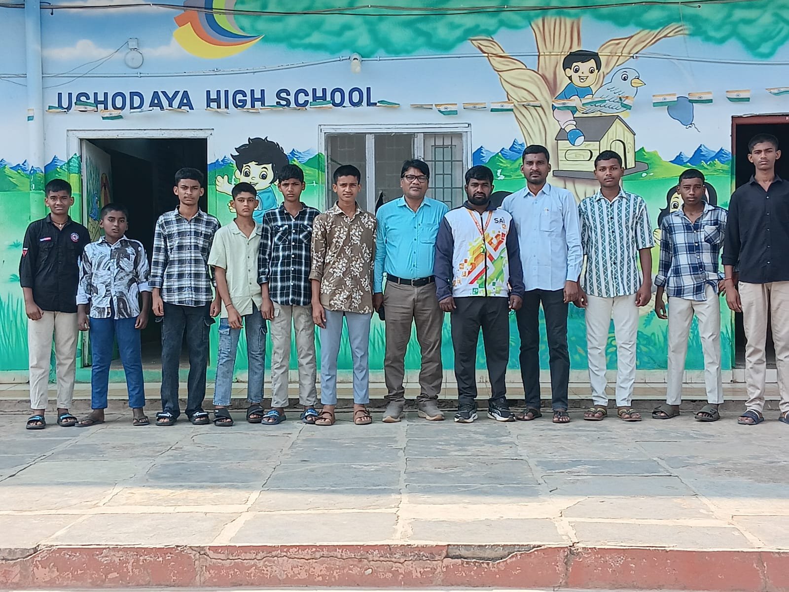 జిల్లాస్థాయి క్రీడా పోటీలకు ఎంపికైన ఉషోదయ హై స్కూల్ విద్యార్థులు" అభినందించిన  డైరెక్టర్ గిరిగాని రాహుల్ వర్మ 