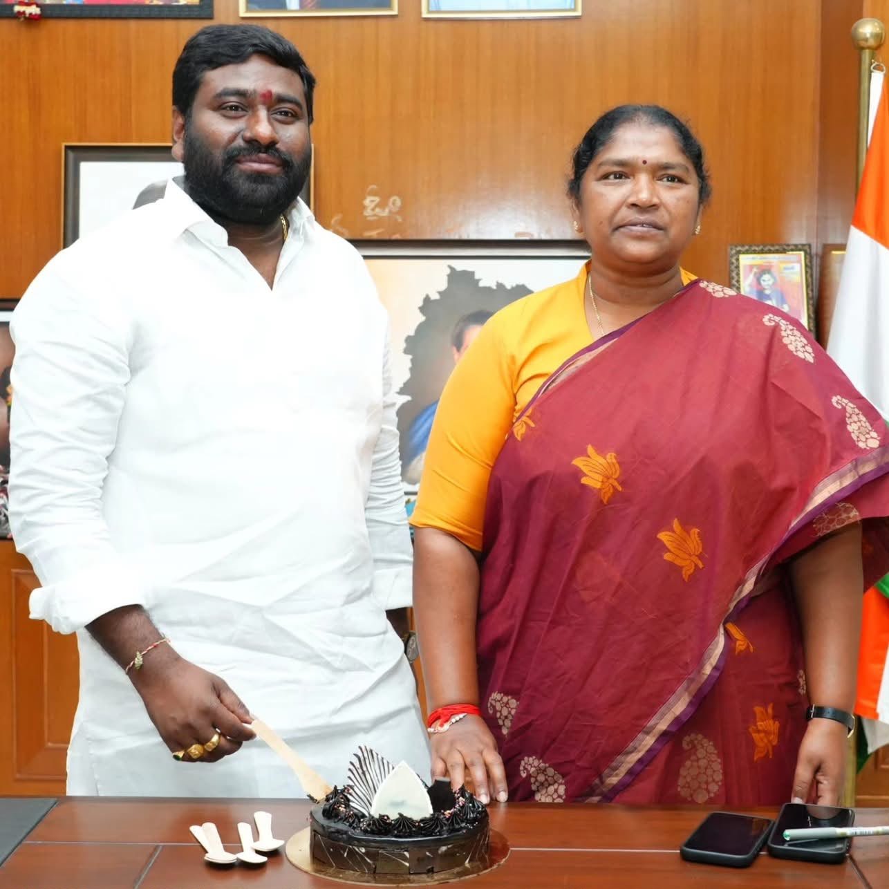 ప్రజాభవన్‌లో ఘనంగా పైడాకుల అశోక్ జన్మదిన వేడుకలు  కేక్ కట్ చేసి జన్మదిన శుభాకాంక్షలు తెలిపిన మంత్రి సీతక్క