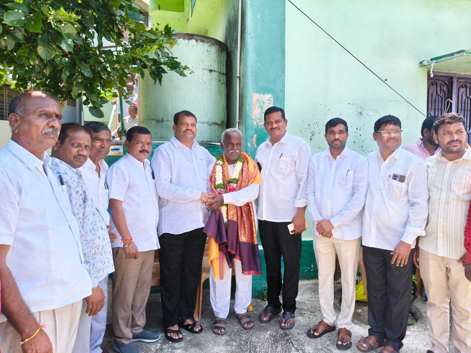చౌటుప్పల్ PACS డైరెక్టర్ బత్తుల శ్రీహరిని కలిసి ఘనంగా సత్కరించి శుభాకాంక్షలు తెలియజేసిన కాంగ్రెస్ సీనియర్ నాయకులు.