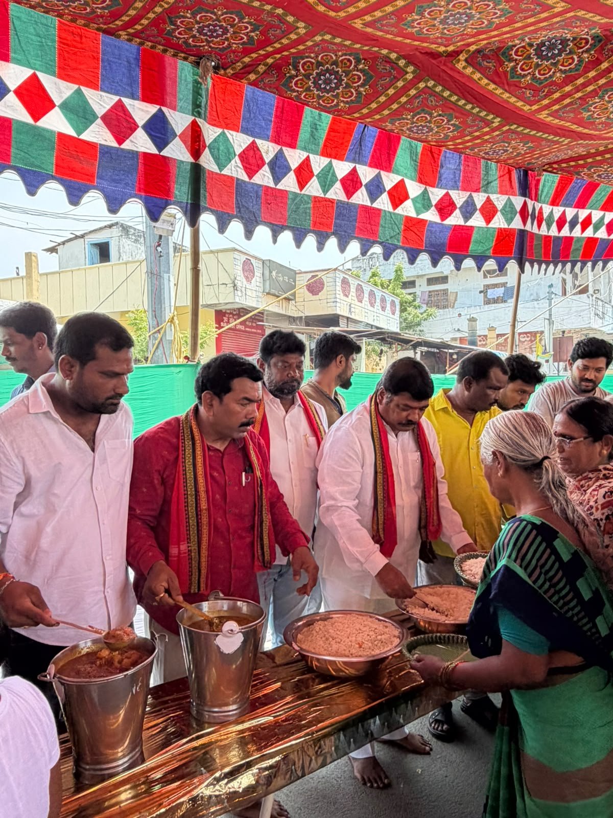 కాశిబుగ్గలో ఘనంగా మహా అన్నదానం