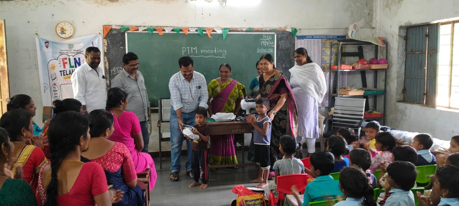 లబ్ధిదారుల వివరాలను క్షేత్రస్థాయిలో పరిశీలించిన ఎంపీడీవో.. వడ్లకొండలో ప్రభుత్వ పాఠశాల విద్యార్థులకు టై, బెల్ట్, షూల పంపిణీ