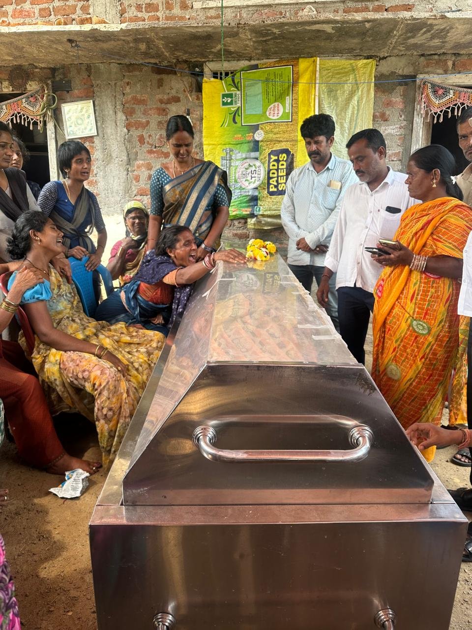 మృతుల కుటుంబాలను పరమర్శించిన మండల కాంగ్రెస్‌ అధ్యక్షులు ఇస్లావత్‌ సావిత్రి.