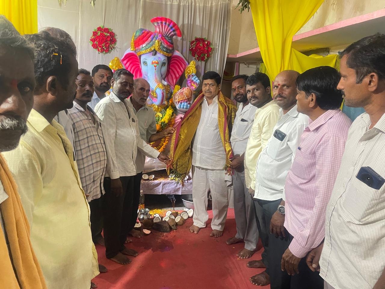 ఊకల్ SC కాలనీలో గోసంగి యూత్ అసోసియేషన్ ఆధ్వర్యంలో మహా అన్నదానం ముఖ్య అతిథిగా పాల్గొన్న అల్లం స్వప్న బాల కిషోర్