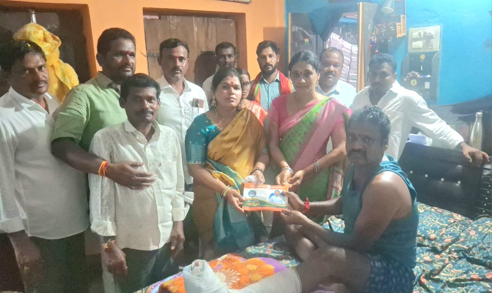 బోనగాని రాజ్ కుమార్‌ను పరామర్శించి రూ.5 వేల ఆర్థిక సహాయం అందించిన అల్లం స్వప్న బాల కిషోర్ రెడ్డి
