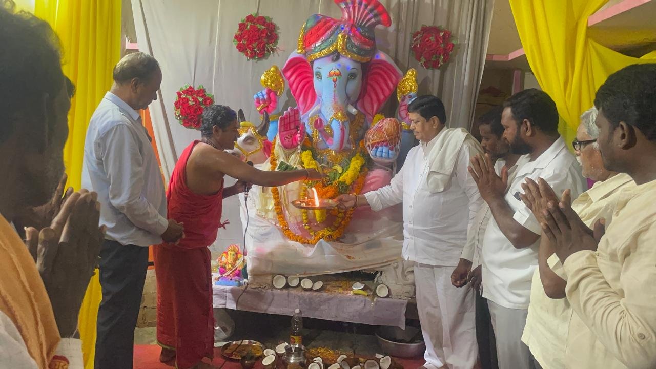 జనహితమే గణనాథుడి సేవ ప్రజా సంక్షేమం కోరుతూ ఈగ మల్లేశం ప్రత్యేక పూజలు