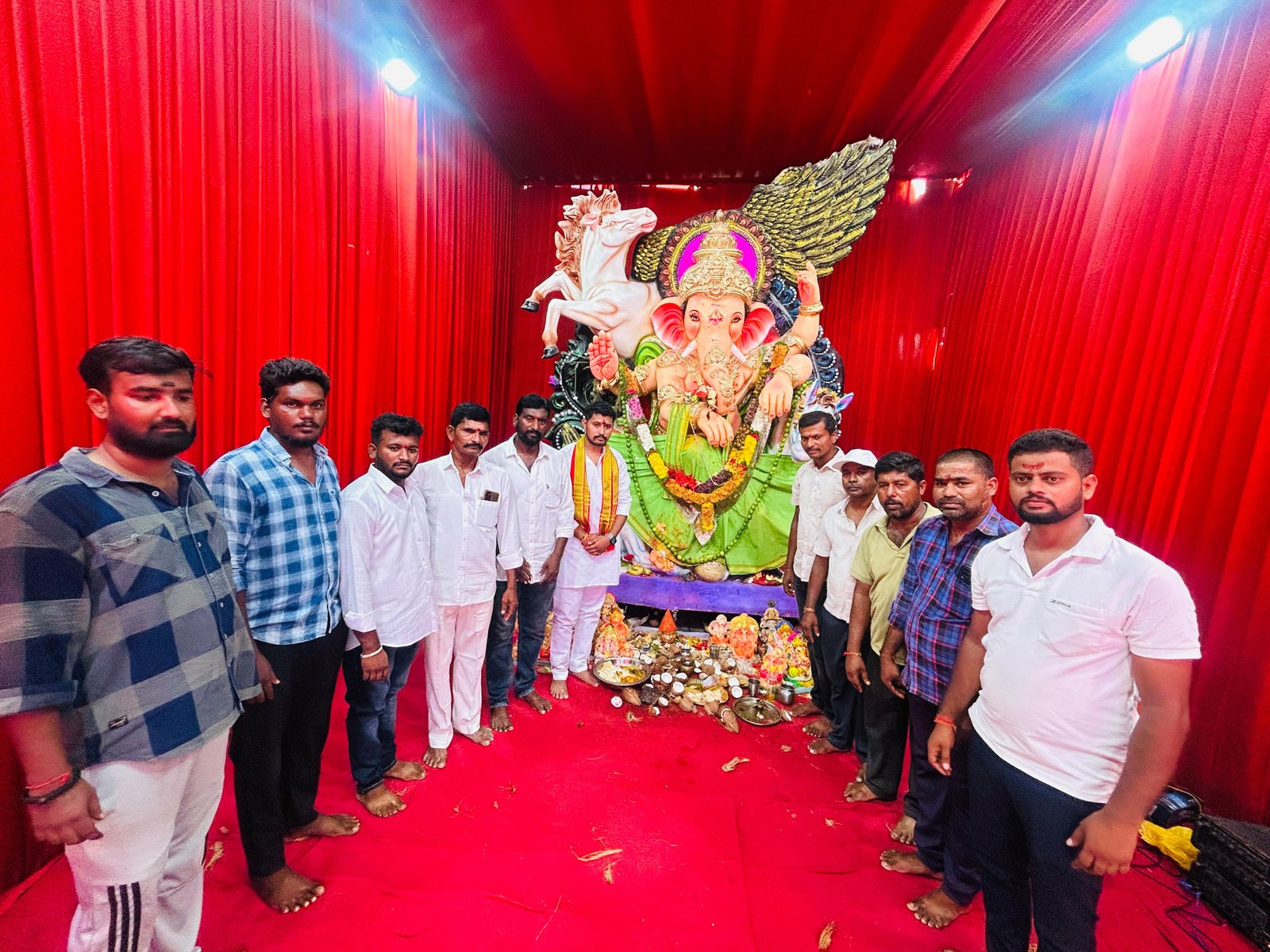 వినాయకుడికి ప్రత్యేక పూజలు నిర్వహించి, పలు అన్నప్రసాద వితరణ లో  పాల్గొన్న బిఆర్ఎస్ నాయకులు