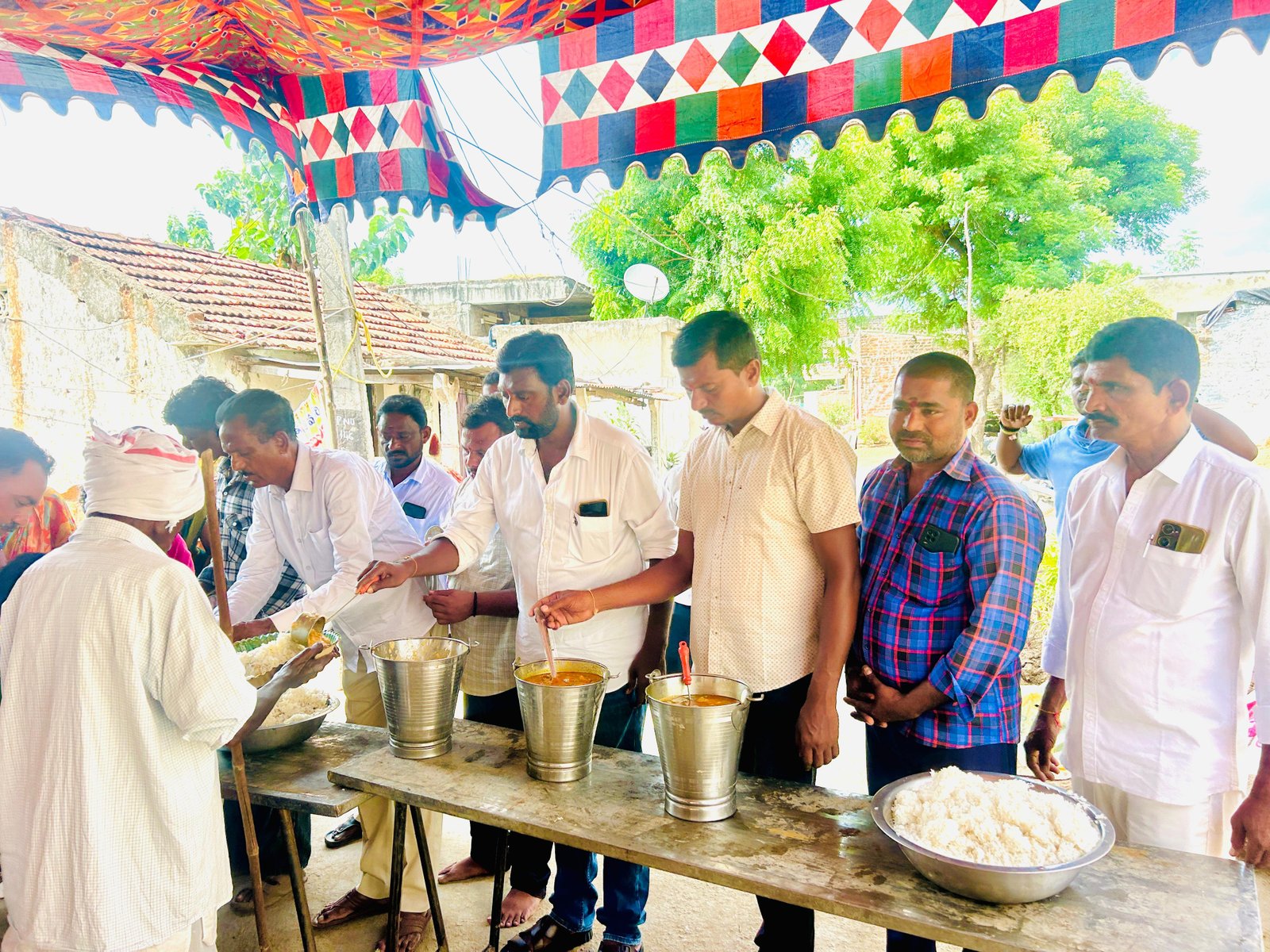వినాయకుడికి ప్రత్యేక పూజలు నిర్వహించి, పలు అన్నప్రసాద వితరణ లో  పాల్గొన్న బిఆర్ఎస్ నాయకులు - Additional Image