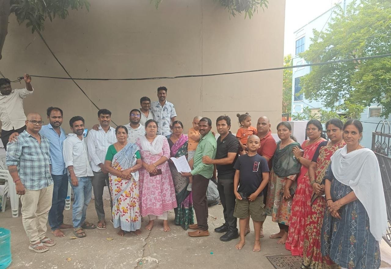 మిత్రునీ కుటుంబానికి అండగా తోటి మిత్రులు