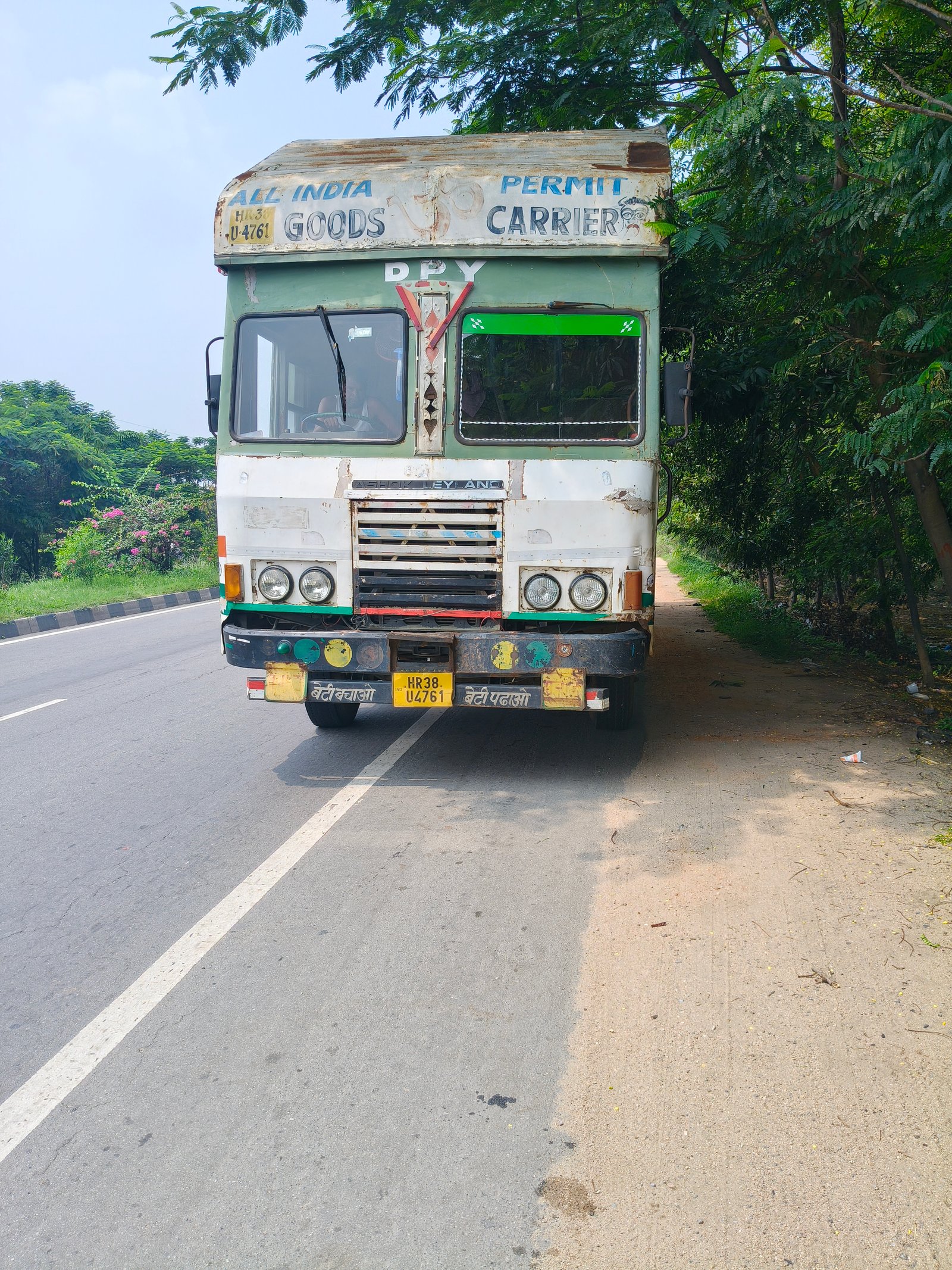 మద్యం మత్తులో వాహన డ్రైవర్!