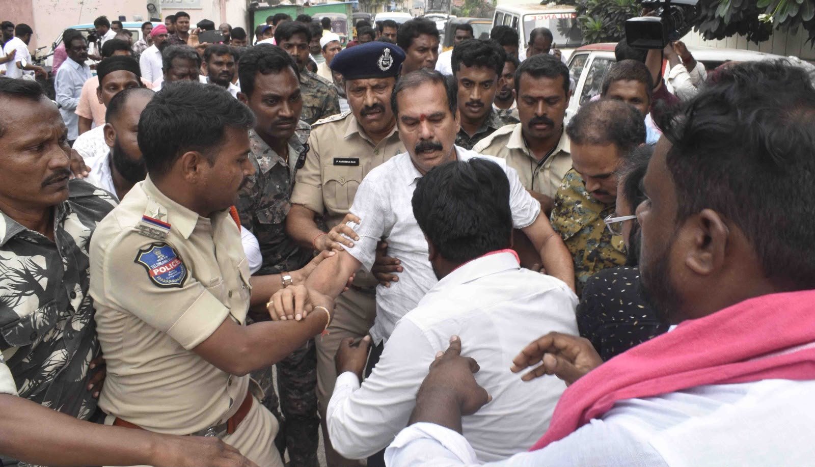 ఎంజీఎంలో ఉద్రిక్తత.. దాస్యం వినయ్ భాస్కర్‌ను అడ్డుకున్న పోలీసులు బీఆర్‌ఎస్ శ్రేణులు–పోలీసుల మధ్య తోపులాట.. ఎంజీఎం వద్ద ఉద్రిక్త వాతావరణం