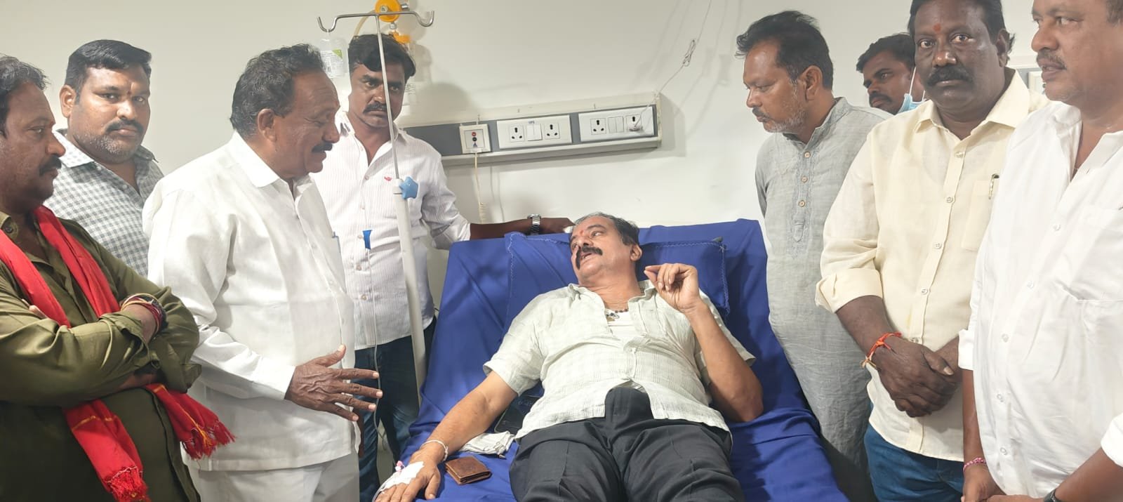 హాస్పిటల్ లో చికిత్స పొందుతున్న దాస్యం  వినయ్ భాస్కర్ గారిని బిఆర్ఎస్ పార్టీ నాయకులు 40 డివిజన్ మాజి కార్పొరేటర్ మరుపల్ల రవి