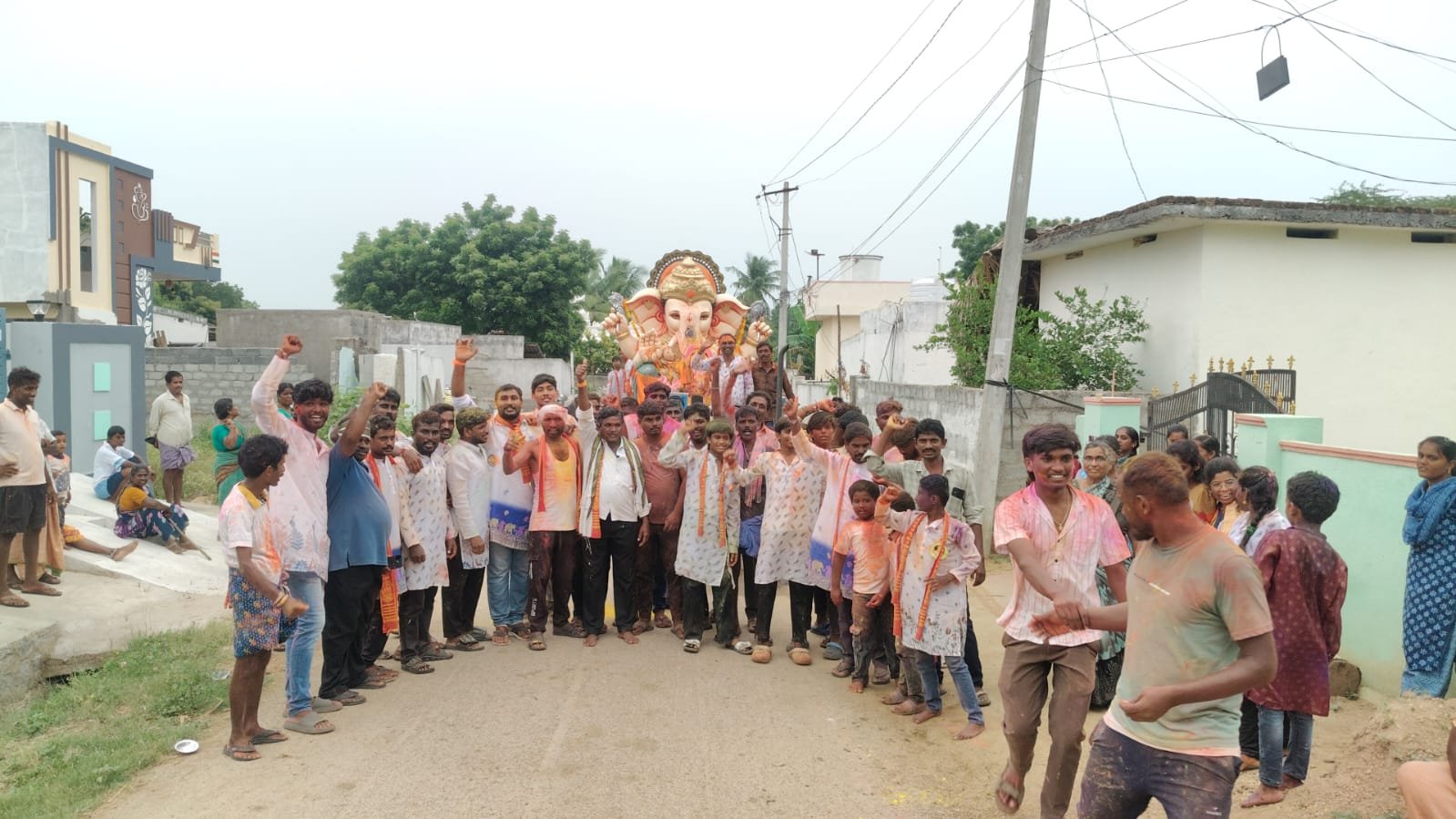    తిప్పర్తి మండలం జంగారెడ్డిగూడెం గ్రామంలో గణేష్ నిమజ్జనం సందర్భంగా గ్రామ యువత భారీ ఎత్తున ఏర్పాట్లు చేసి నిమజ్జనోత్సవం