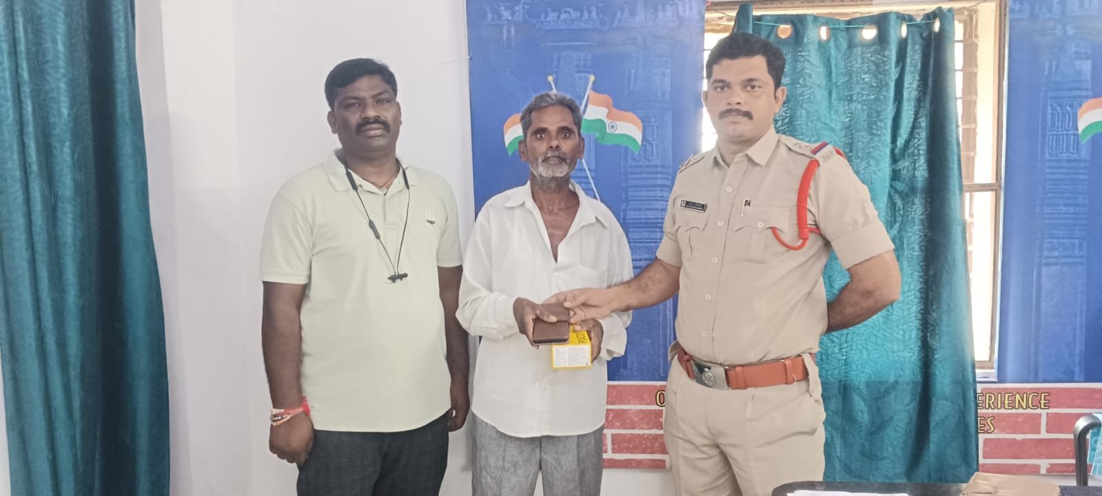 సీఈఐఆర్ పోర్టల్ ద్వారా మిస్సింగ్ మొబైల్ రికవరీ – బాధితుడికి అందజేసిన రాయపర్తి ఎస్సై ముత్యం రాజేందర్