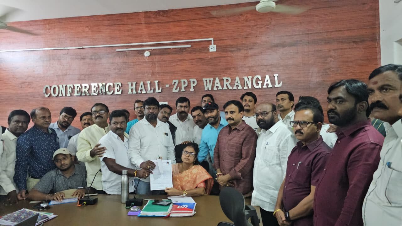 వరంగల్ జడ్పీ హాల్‌లో రెడ్‌క్రాస్ నామినేషన్ దాఖలు చేసిన బేతి అశోక్ బాబు ప్యానల్