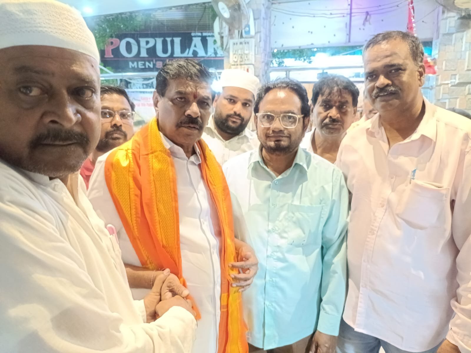 గంగా జమునా తహజీబ్‌కు ప్రతీకగా మండి బజార్ జెండా కమిటీ సభ్యులు మహమ్మద్ అబ్దుల్ బాసిత్ తాహెర్ జెండా కమిటీ ఆధ్వర్యంలో వినాయక భక్తులకు నీరు,మిఠాయిల పంపిణీ